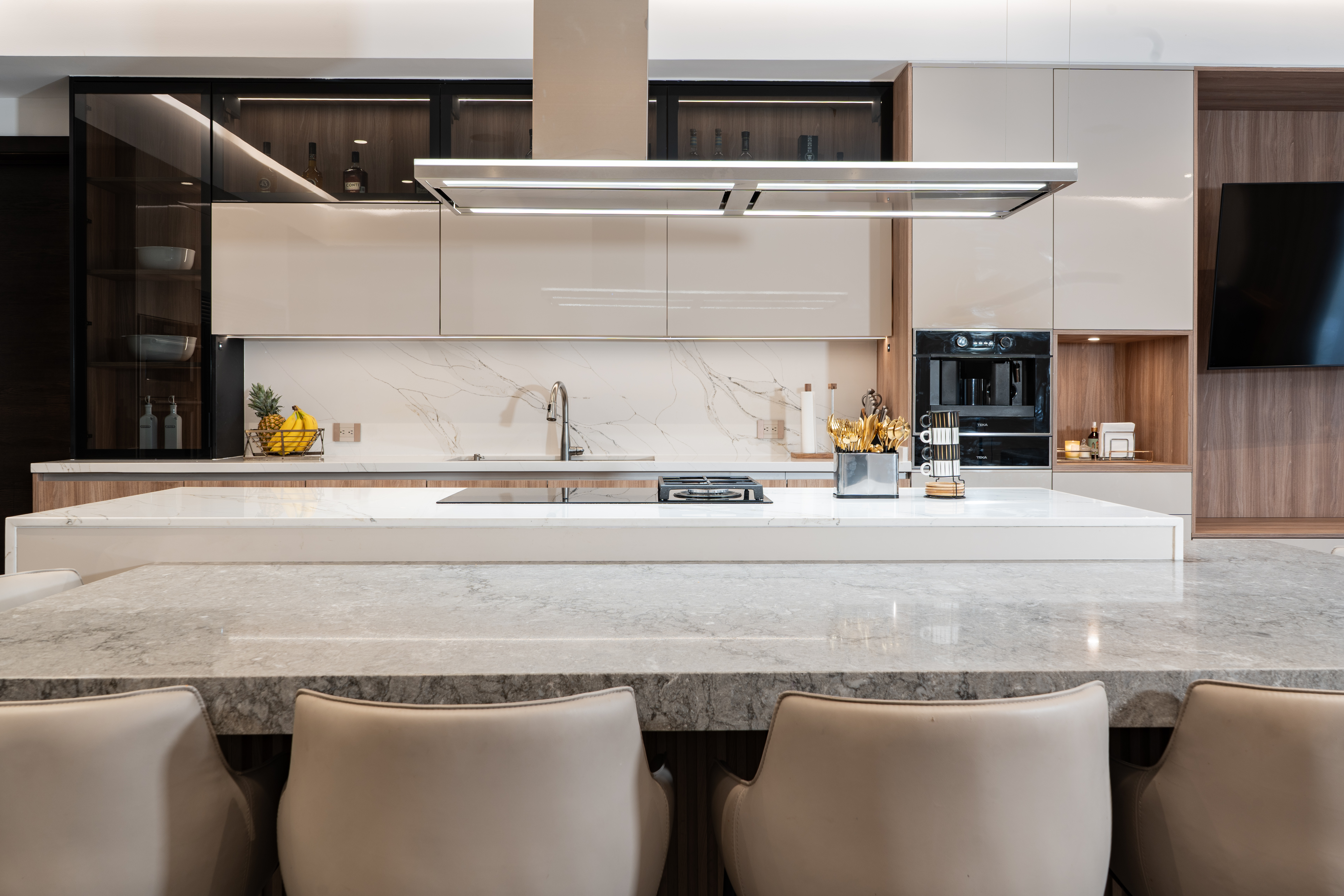 Detalle de cocina integral con materiales técnicos