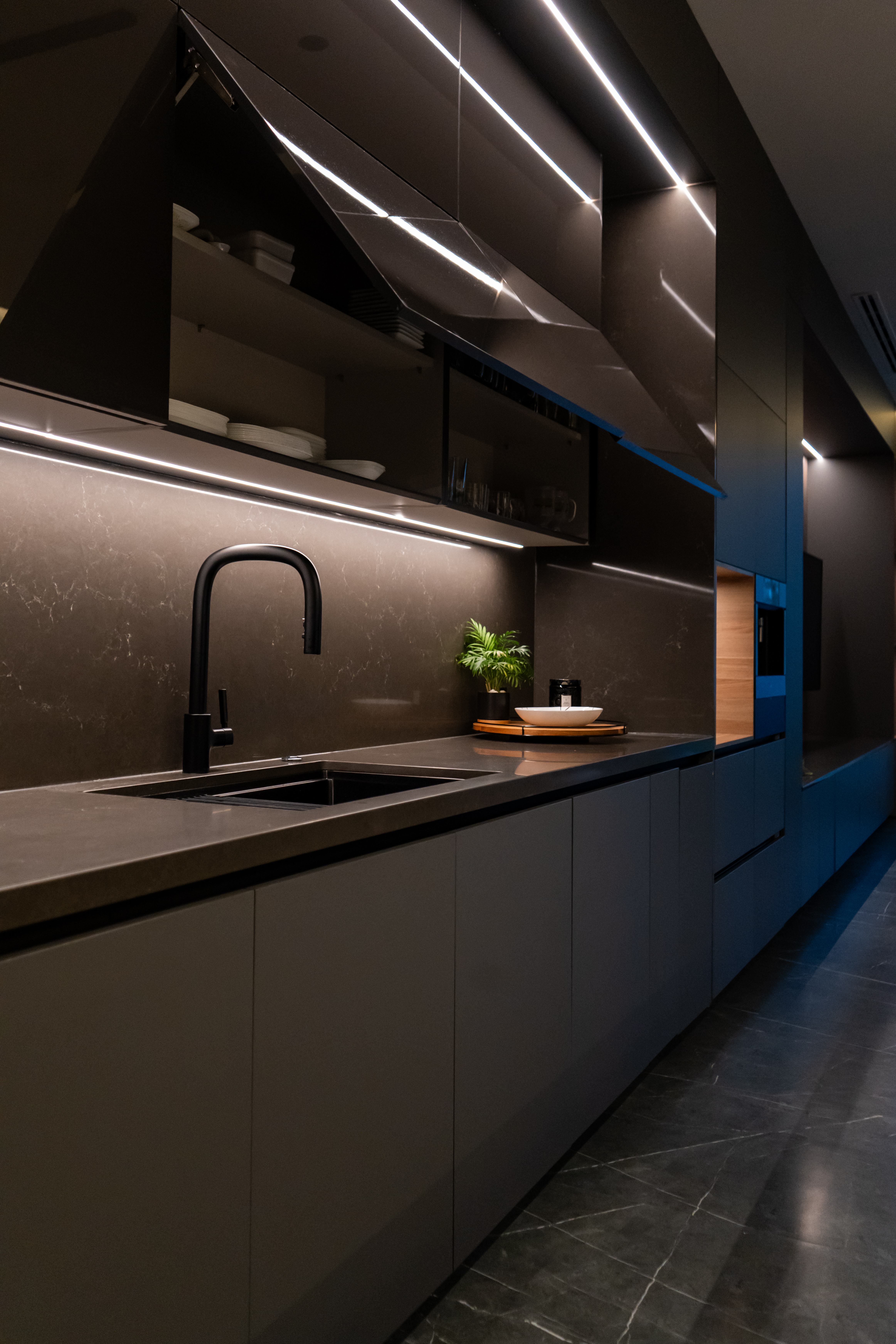 Espacio residencial con cocina de estilo moderno